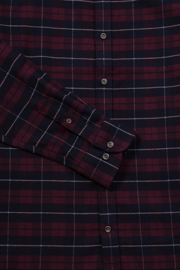 레드 멀티체크 캐주얼 셔츠는 겨울철 일상 및 가벼운 외출에 적합한 긴소매 셔츠입니다. 부드러운 폴리에스테르와 레이온 혼방 소재로 제작되어 편안한 착용감을 선사합니다. 레귤러핏으로 제작되었으며, 칼라 버튼다운 사양과 넥고리 배색 디테일, 옆구리 포인트 라벨, 레드 포인트 단추가 특징입니다. 체크 패턴과 레드 컬러가 어우러져 캐주얼하고 클래식한 스타일을 연출하며, 미니멀한 디자인으로 다양한 룩에 활용하기 좋습니다.
