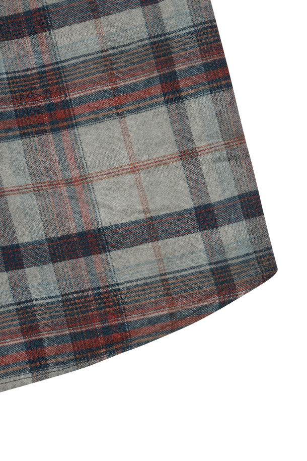 가먼트다잉 기법으로 빈티지한 멋을 살린 남성용 체크 캐주얼셔츠입니다. 부드러운 면 소재로 제작되어 겨울철에도 편안하게 착용 가능하며, 레귤러핏으로 어떤 스타일에도 자연스럽게 어울립니다. 그레이 컬러의 체크 패턴이 은은한 포인트를 더하고, 가슴 포켓과 칼라 및 소매 안쪽 배색 디테일로 밋밋함을 덜었습니다. 더블 스티치 마감으로 내구성을 높였으며, 신축성이 없어 깔끔한 핏을 유지합니다. 겨울 데일리룩, 동네 마실룩, 카페룩 등 다양한 상황에 활용하기 좋은 아이템입니다.
