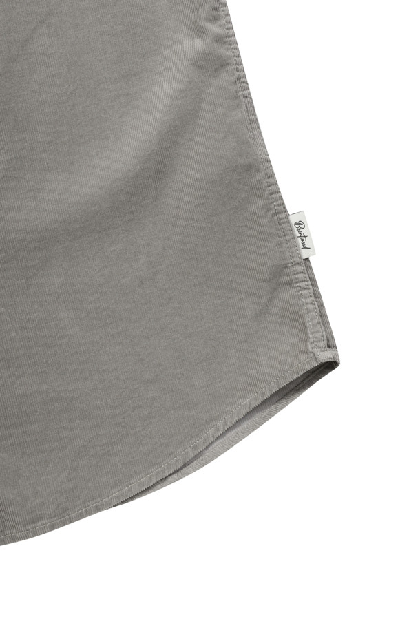 부드러운 촉감이 돋보이는 솔리드 코듀로이 캐주얼셔츠입니다. 겨울철 일상, 동네 마실, 카페 등 다양한 TPO에 어울리는 레귤러핏 셔츠로, 캐주얼, 클래식, 미니멀 스타일을 연출하기 좋습니다. 등판 등주름 디테일로 활동성을 높였으며, 옆구리 포인트 라벨과 앞중심 하단 및 소매의 레드 포인트 단추가 디자인의 완성도를 더합니다. 신축성은 없으며 비침 걱정 없이 착용할 수 있습니다. 그레이 컬러의 무지 디자인으로 어떤 하의와도 쉽게 매치할 수 있어 활용도가 높습니다.
