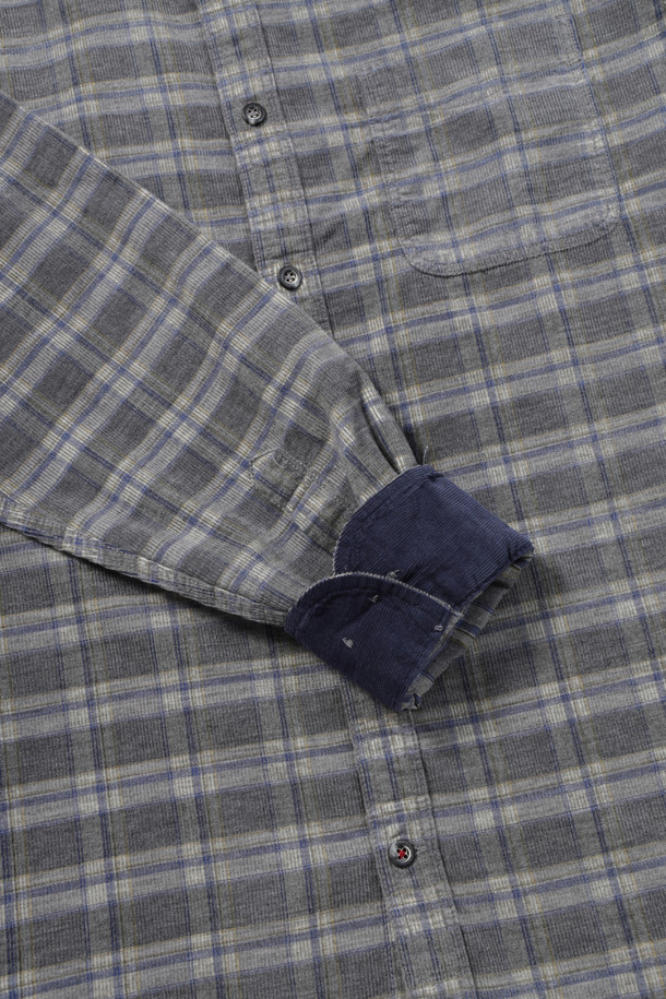 부드러운 코튜로이 소재와 따뜻한 감촉이 돋보이는 체크 코듀로이 캐주얼셔츠입니다. 겨울철 일상, 동네 마실, 카페 등 다양한 TPO에 활용하기 좋은 아이템입니다. 캐주얼, 클래식, 미니멀 스타일을 즐겨 입는 분들께 추천드립니다. 그레이 컬러의 레귤러핏 셔츠로, 가슴 포켓과 등판 등주름 디테일이 돋보입니다. 넥고리 및 소매 안쪽 배색으로 포인트를 더했으며, 신축성은 없지만 부드러운 촉감과 비침 없는 디자인으로 편안하게 착용할 수 있습니다.
