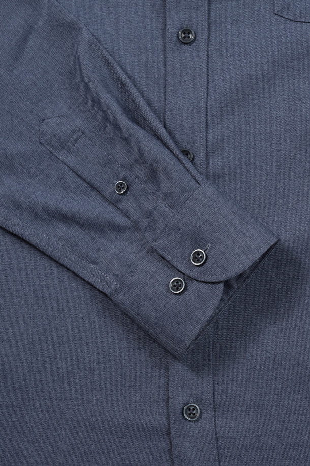 네이비 컬러의 레귤러핏 뱀부 블렌디드 드레스셔츠입니다. 뱀부 혼방 소재로 제작되어 부드러운 촉감을 선사하며, 가을 시즌에 적합합니다. 히든스냅 다운 칼라와 굴림 커프스단 2버튼 디자인으로 클래식한 무드를 연출합니다. 소취 기능의 데오도란트 테이프를 내장하여 쾌적하게 착용 가능하며, 왼쪽 가슴 주머니와 자수 포인트로 세련됨을 더했습니다. 오피스룩, 비즈니스 캐주얼, 출근룩 등 다양한 TPO에 활용하기 좋습니다.
