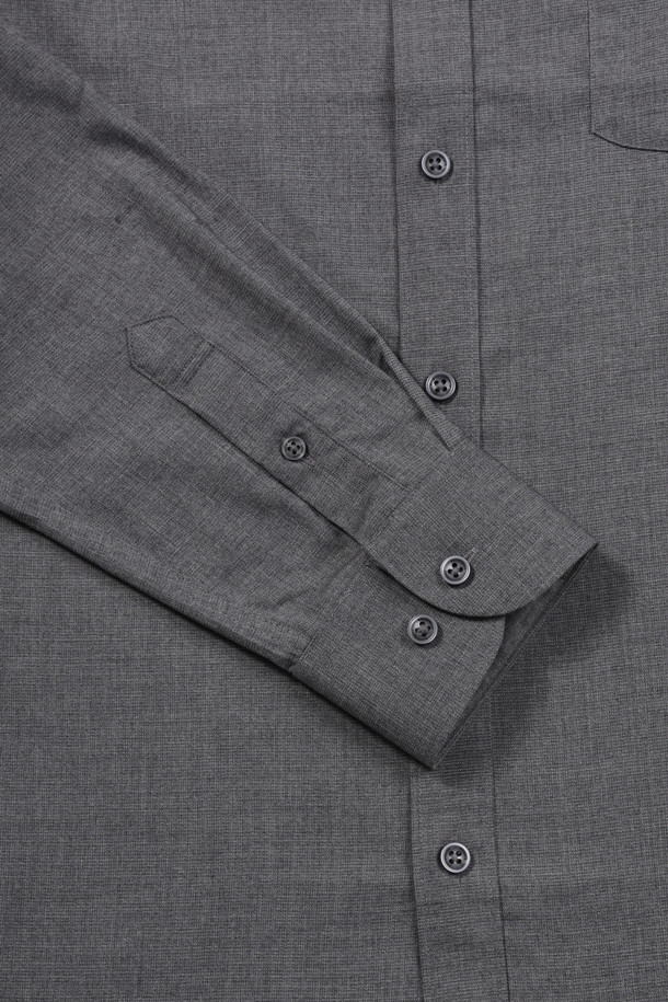 멜란지 컬러의 레귤러핏 뱀부 블렌디드 드레스셔츠입니다. 부드러운 촉감의 뱀부 혼방 소재로 제작되어 편안한 착용감을 선사하며, 일상, 오피스룩, 비즈니스 캐주얼, 모임룩 등 다양한 TPO에 활용하기 좋습니다. 클래식과 미니멀 스타일을 동시에 만족시키는 디자인으로, 가을 시즌에 적합합니다. 히든스냅 다운 네크라인과 긴소매, 마이크로 패턴, 왼쪽 가슴 주머니 디테일이 돋보이며, 굴림 커프스단 2버튼과 데오도란트 테이프를 적용하여 실용성을 더했습니다. 소취 기능과 보통의 신축성, 비침 없는 디자인으로 완성도를 높였습니다.
