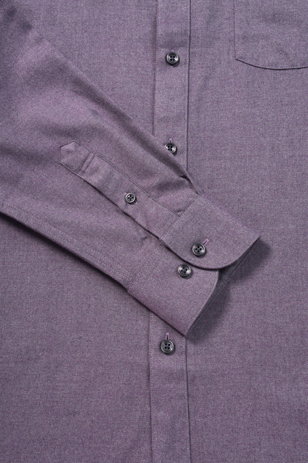 멜란지 컬러의 레귤러핏 소프트터치 드레스셔츠입니다. 부드러운 촉감의 레이온 기모 혼방 소재로 제작되어 가을 시즌에 적합하며, 클래식한 스타일을 연출합니다. 히든스냅 다운 네크라인과 긴 소매, 커프스단 2버튼 디테일이 특징이며, 왼쪽 가슴 주머니와 자수 포인트로 포인트를 더했습니다. 신축성은 보통이며 비침이 없어 편안하게 착용 가능합니다. 오피스룩, 비즈니스 캐주얼, 회의룩 등 다양한 TPO에 미니멀하고 클래식하게 활용하기 좋습니다.
