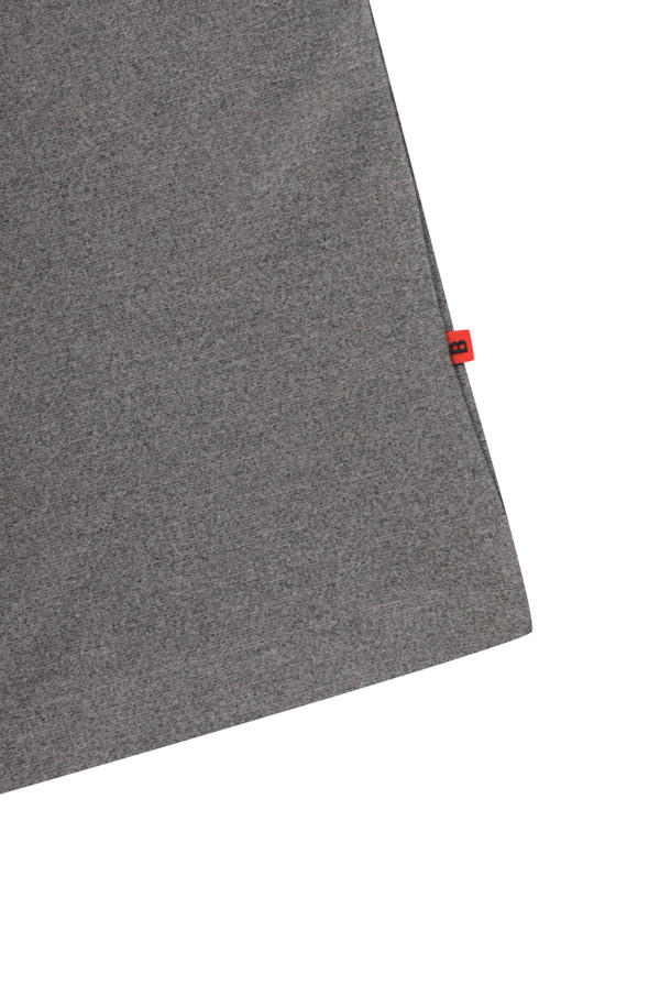 \[라이프 퍼포먼스] 컴포트 기모 터틀넥 티셔츠는 초겨울과 겨울철, 출근룩과 모임룩을 위한 캐주얼, 미니멀, 스포티 스타일의 터틀넥 티셔츠입니다. 부드러운 레이온 소재에 기모 가공을 더해 보온성을 높였으며, 레귤러핏으로 편안한 착용감을 선사합니다. 하프 터틀넥 디자인과 소매단 더블 공정, 오렌지 라벨 디테일이 돋보이며, 신축성이 뛰어나 활동성을 보장합니다. 블랙과 그레이 두 가지 색상, 무지 및 스트라이프 패턴으로 출시되어 다양한 스타일 연출이 가능합니다. 비침 걱정 없이 따뜻하고 스타일리시하게 겨울을 보내세요.
