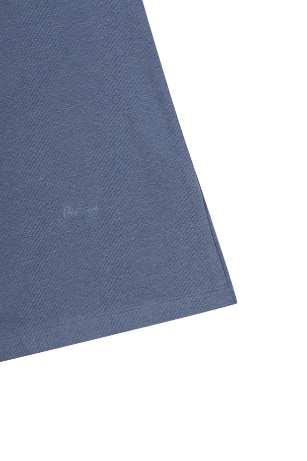 부드러운 레이온과 기모 소재로 제작되어 포근한 착용감을 선사하는 기모 솔리드 폴로넥 티셔츠입니다. 베이직한 디자인에 블루 컬러, 긴 소매 기장으로 초겨울부터 겨울까지 활용하기 좋습니다. 3 버튼 여밈과 로고 자수 디테일이 돋보이며, 소매단 더블 공정으로 마감하여 퀄리티를 높였습니다. 레귤러 핏으로 제작되었으며, 신축성이 뛰어나 편안하게 착용할 수 있고 비침 걱정 없이 데일리룩, 카페룩, 출근룩까지 다양한 스타일을 연출할 수 있습니다.
