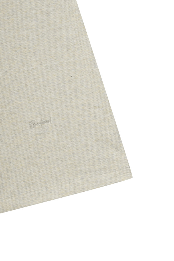 쌀쌀한 날씨에도 포근함을 놓치지 않는 기모 솔리드 폴로넥 티셔츠입니다. 부드러운 레이온 소재에 기모 안감을 더해 뛰어난 보온성을 제공하며, 따뜻하고 포근한 착용감을 선사합니다. 베이직한 디자인에 레귤러핏으로 제작되어 어떤 스타일에도 자연스럽게 어울립니다. 3버튼 여밈과 로고 자수 디테일이 은은한 포인트를 더하고, 소매단 더블 공정으로 마감을 높였습니다. 겨울 데일리룩, 카페룩 등 다양한 TPO에 활용하기 좋은 아이템으로, 클래식, 미니멀, 캐주얼 스타일을 즐겨 입는 분들께 추천합니다.
