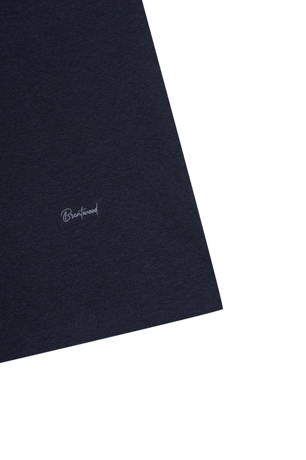 네이비 컬러의 기모 솔리드 폴로넥 티셔츠입니다. 초겨울, 겨울 시즌에 적합하며, 베이직한 스타일로 일상에서 편안하게 착용할 수 있습니다. 레귤러핏에 레귤러 기장으로 제작되었으며, 부드러운 촉감의 레이온 기모 소재를 사용하여 보온성을 높였습니다. 무지 디자인에 긴 소매, 폴로넥, 3버튼 여밈, 소매단 더블 공정, 로고 자수가 특징입니다. 클래식, 미니멀, 캐주얼 스타일의 겨울 데일리룩에 활용하기 좋습니다.
