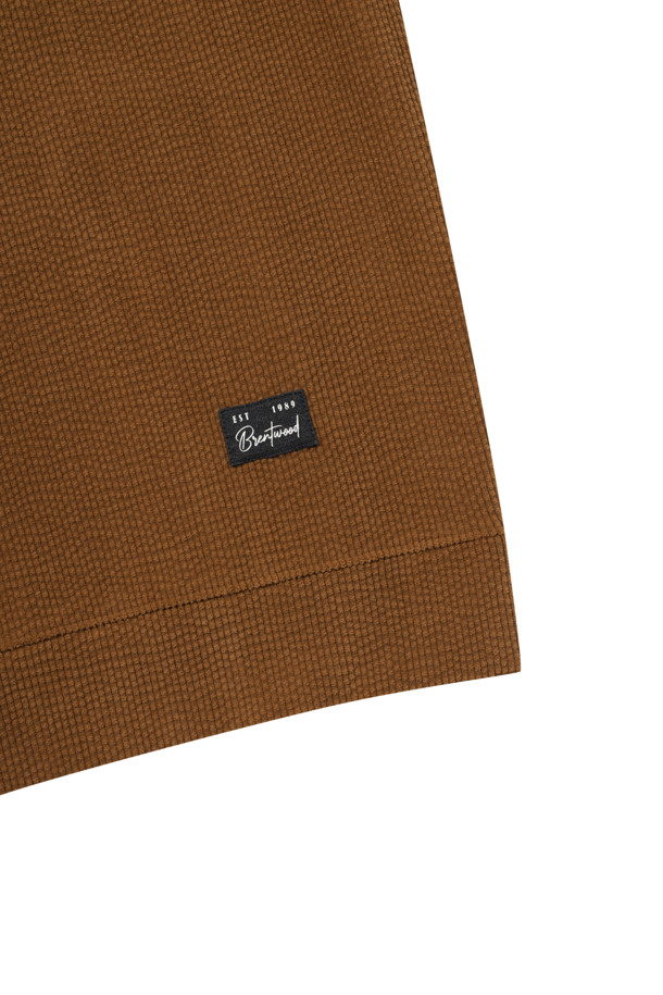 **[페트리코] 웨일 조직 스웻셔츠**

[페트리코] 웨일 조직 스웻셔츠는 초겨울부터 겨울까지 따뜻하게 착용할 수 있는 베이직 스타일의 스웻셔츠입니다. 부드러운 촉감의 웨일 조직 소재에, 라운드넥과 긴소매, 레귤러핏으로 편안한 착용감을 선사합니다. 넥 안쪽 스트라이프 테이프, 밑단 및 소매단 더블 공정, 좌측 하단 로고 포인트 라벨 디테일이 돋보입니다. 미니멀, 클래식, 캐주얼 스타일을 즐겨 입는 분들께 겨울 데일리룩, 집콕룩, 산책룩으로 추천합니다. 브라운 컬러의 무지 디자인으로 어떤 옷에도 쉽게 매치할 수 있습니다.
