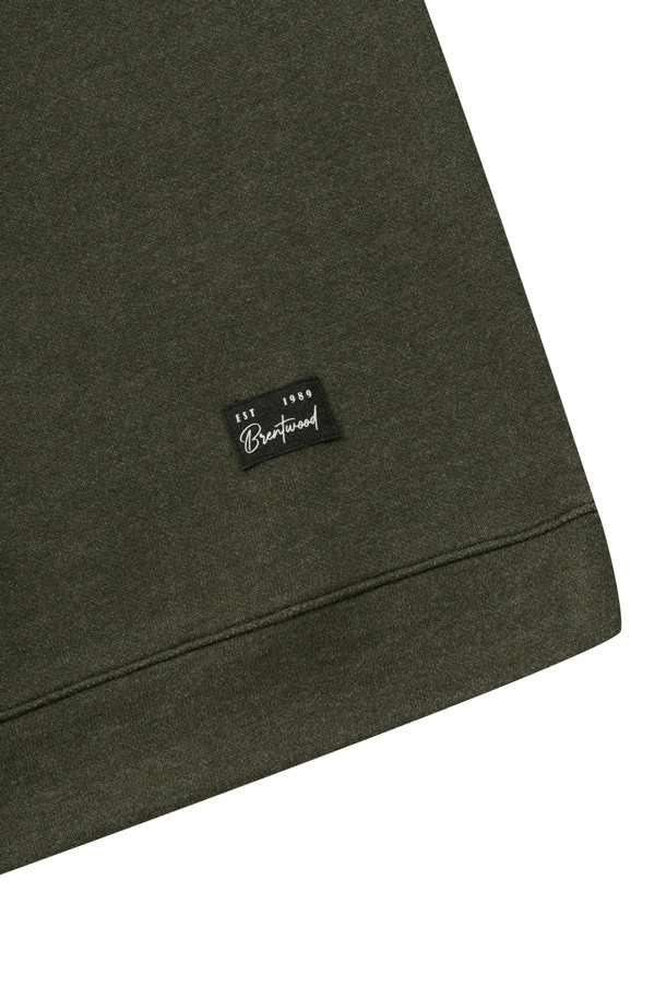 포근함을 선사하는 컴포트 기모 스웻셔츠입니다. 부드러운 레이온 소재와 기모 안감으로 초겨울부터 겨울까지 따뜻하게 착용할 수 있습니다. 베이직한 디자인에 카키 색상, 레귤러핏과 라운드넥으로 편안한 착용감을 제공합니다. 밑단 및 소매단의 더블 공정과 로고 포인트 라벨, 신축성 좋은 소재로 활동성을 높였습니다. 미니멀, 캐주얼, 클래식 스타일을 즐기는 분들께 겨울 데일리룩, 집콕룩, 산책룩으로 추천합니다.
