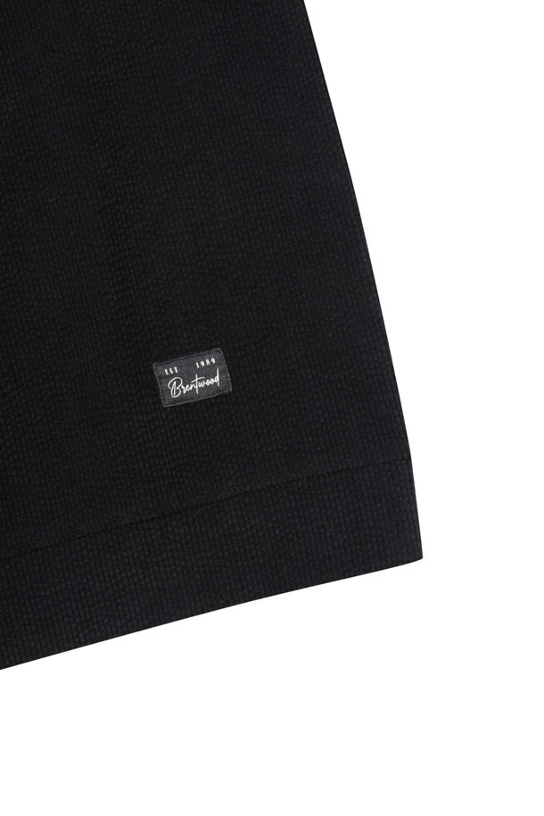 [페트리코] 셔츠형 칼라 하프집업 티셔츠는 남성용 상의로, 초겨울부터 겨울까지 착용하기 좋은 제품입니다. 베이직 스타일의 블랙 컬러, 레귤러 핏 긴소매 디자인으로, 셔츠형 칼라와 하프집업 여밈 방식이 특징입니다. 두께감 있는 웨일 조직 소재로 제작되어 부드러운 촉감을 선사하며, 신축성이 있어 편안한 착용감을 제공합니다. 밑단 및 소매단 제원단 더블 공정, 좌측 하단 로고 포인트 라벨, 비침 방지 기능을 갖춰 겨울 데일리룩, 출근룩, 미니멀/클래식/캐주얼 스타일에 모두 활용하기 좋습니다.
