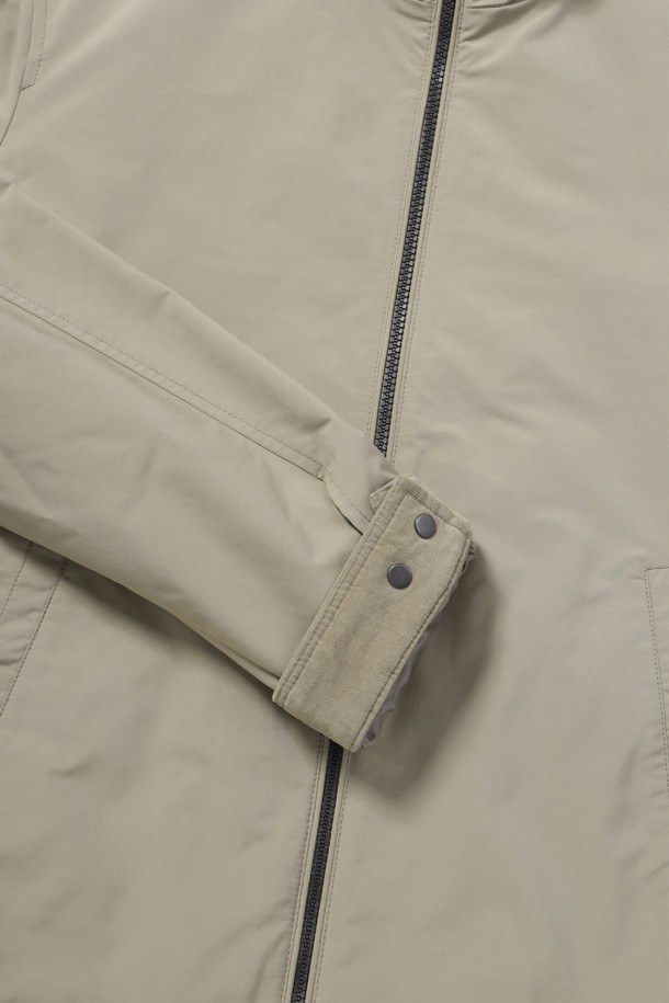 미니멀 해링턴 점퍼는 베이지 컬러의 폴리에스터 소재로 제작되어 부드러운 촉감을 선사합니다. 일상생활에서 편안하게 착용하기 좋으며, 가을 나들이룩이나 데이트룩 연출에 적합합니다. 레귤러핏으로 제작되었으며, 엉덩이 위 기장과 집업 여밈 방식이 특징입니다. 체크 패턴의 안감, 사선 사이드 포켓, 코듀로이 소매 안쪽 배색 디테일이 돋보이며, 전체 안감 처리를 통해 완성도를 높였습니다. 미니멀, 캐주얼, 클래식한 스타일을 모두 아우르는 디자인으로 다양한 코디에 활용할 수 있습니다.
