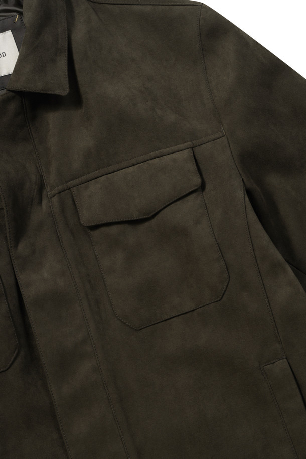 부드러운 스웨이드 소재의 남성용 트러커 재킷입니다. 가을 시즌, 캐주얼하고 클래식한 스타일을 연출하기에 좋습니다. 셔츠형 칼라와 가슴 절개 디테일, 포켓 디테일이 특징이며, 히든스냅 여밈 플라켓과 전체 안감으로 마감되었습니다. 레귤러핏으로 편안하게 착용 가능하며, 데이트룩 또는 가을 나들이룩에 적합합니다. 색상은 브라운이며, 무지 디자인으로 다양한 스타일에 매치하기 용이합니다.
