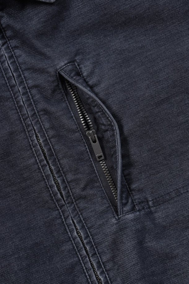 [코지] 몰스킨 워싱 자파리 는 부드러운 촉감의 몰스킨 소재로 제작된 남성용 자파리입니다. 가을 시즌에 어울리는 네이비 컬러의 무지 디자인으로, 캐주얼하고 미니멀한 스타일을 연출합니다. 엉덩이를 덮는 기장과 레귤러핏으로 편안하게 착용 가능하며, 셔츠형 칼라와 멀티 포켓 디테일이 특징입니다. 바이오워싱 가공을 거쳐 자연스러운 멋을 더했으며, 엘보우 패치와 전체 안감으로 내구성과 보온성을 높였습니다. 가을 나들이룩이나 겨울 데일리룩에 활용하기 좋으며, 다양한 스타일을 소화할 수 있습니다.
