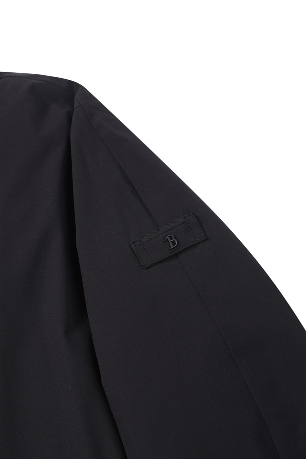 **[라이프 퍼포먼스] 심플 다운 점퍼**

일상과 스포츠 활동 모두에 적합한 [라이프 퍼포먼스] 심플 다운 점퍼는 남성용 겨울 아우터입니다. 블랙 색상의 무지 디자인으로 스포티하면서도 캐주얼한 스타일을 연출하며, 엉덩이 위 기장의 레귤러핏으로 편안하게 착용 가능합니다. 보온성과 신축성을 갖춘 두꺼운 두께의 다운 점퍼로, 스탠칼라와 라글란 소매, 니트 배색 소매단/밑단, B로고 와펜, 머스코비덕 다운 충전재(솜털:깃털=80:20) 등의 특징을 가지고 있습니다. 집업 스타일로 간편하게 여밀 수 있으며, 출근룩과 캠핑룩, 캐주얼, 스포티, 미니멀 스타일을 즐기는 분들께 추천합니다.
