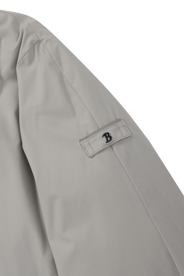 **[라이프 퍼포먼스] 심플 다운 점퍼**

쌀쌀한 겨울 날씨에도 따뜻하고 스타일리시하게 연출할 수 있는 [라이프 퍼포먼스] 심플 다운 점퍼입니다. 엉덩이를 덮는 기장과 레귤러핏으로 제작되어 편안한 착용감을 선사하며, 스포티와 캐주얼 무드를 동시에 낼 수 있습니다. 스탠 칼라, 라글란 소매, B로고 와펜 디테일이 돋보이며, 니트 배색 소매단과 밑단이 포인트를 더합니다. 머스코비덕 다운 충전재(솜털:깃털=80:20)와 두꺼운 두께감으로 뛰어난 보온성을 제공하며, 신축성 있는 소재로 활동성을 높였습니다. 출근룩, 여행룩 등 다양한 TPO에 활용 가능하며, 심플하고 미니멀한 스타일을 즐기는 분들께 추천합니다.
