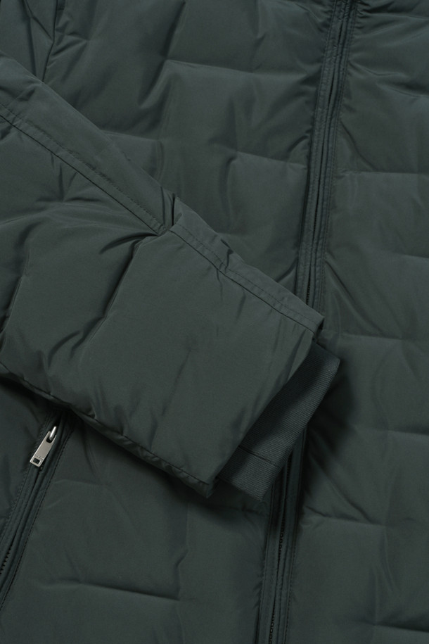 [밸런스다운] 튜브 숏기장 점퍼는 추운 겨울철, 출근룩에 미니멀, 클래식, 캐주얼 스타일을 더해줄 아우터입니다. 매트한 촉감의 폴리에스테르 소재로 제작되었으며, 숏 기장과 레귤러핏으로 편안한 착용감을 선사합니다. 그린 컬러의 무지 디자인에 스탠 칼라, 튜브 접착 방식, 덕다운 충전재(솜털:깃털=80:20)를 사용하여 보온성과 방풍 기능을 강화했습니다. 지퍼형 여밈 방식과 사이드 지퍼 포켓, 소매 안쪽 니트 배색 디테일로 실용성을 높인 숏 점퍼입니다.
