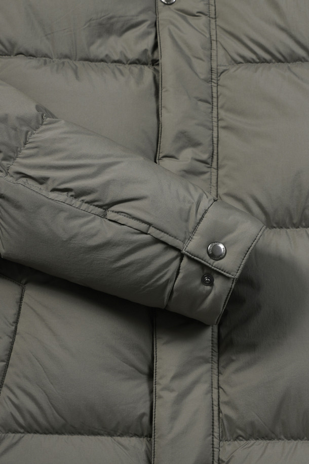 [에어다운] 칼라 FUR(퍼) 다운 점퍼는 겨울철 일상, 산책, 여행 시 캐주얼, 미니멀, 클래식한 스타일을 연출하기에 적합합니다. 남성용 그레이 컬러의 다운점퍼로, 엉덩이 위 기장의 레귤러핏 디자인입니다. 탈, 부착 가능한 칼라 렉스 퍼(Fur) 디테일이 고급스러움을 더하며, 지퍼와 히든스냅 여밈 방식으로 편리함을 더했습니다. 두꺼운 두께감과 머스코비덕 다운 충전재(솜털:깃털=80:20)로 뛰어난 보온성을 제공하며, 발수 기능과 경량성을 갖춰 활동성을 높였습니다. 배색 안감과 넓은 퀼팅 간격이 특징이며, 긴 소매 디자인으로 겨울철 따뜻함을 유지해 줍니다.
