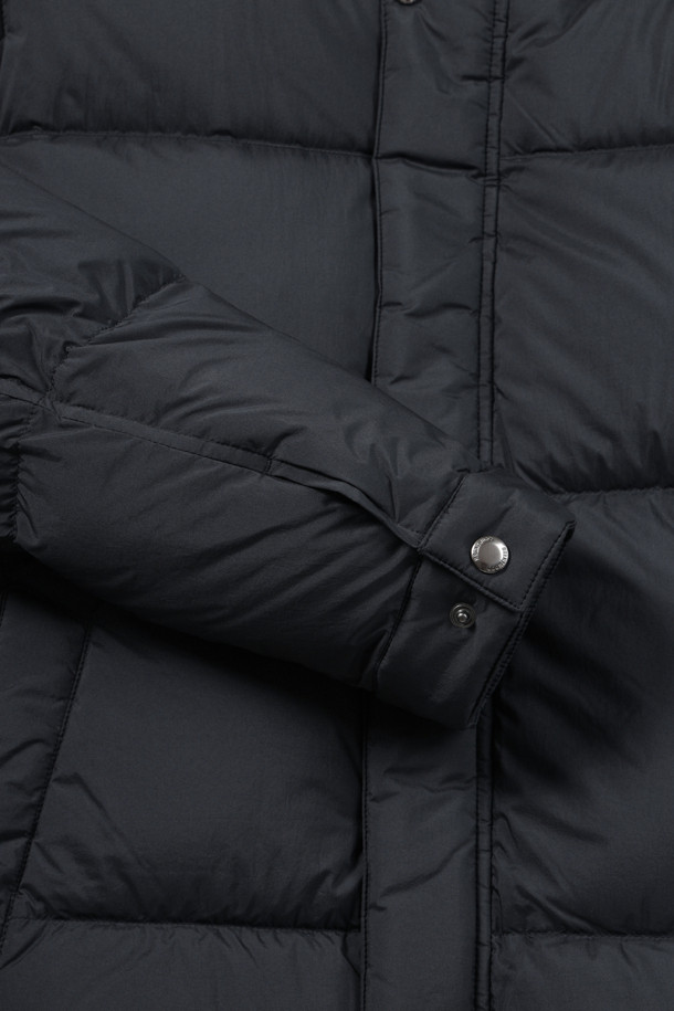 [에어다운] 칼라 FUR 다운 점퍼는 추운 겨울에도 따뜻하고 스타일리시하게 연출할 수 있는 아우터입니다. 블랙 컬러의 무지 디자인으로 어떤 룩에도 잘 어울리며, 캐주얼, 미니멀, 클래식 스타일을 모두 소화할 수 있습니다. 엉덩이 위 기장의 레귤러 핏으로 편안하게 착용 가능하며, 탈부착 가능한 칼라 렉스 퍼가 고급스러움을 더합니다. 머스코비덕 다운 충전재(솜털:깃털=80:20)와 발수, 경량 기능으로 보온성과 활동성을 모두 갖췄으며, 겨울 데일리룩, 산책룩, 여행룩에 적합합니다.
