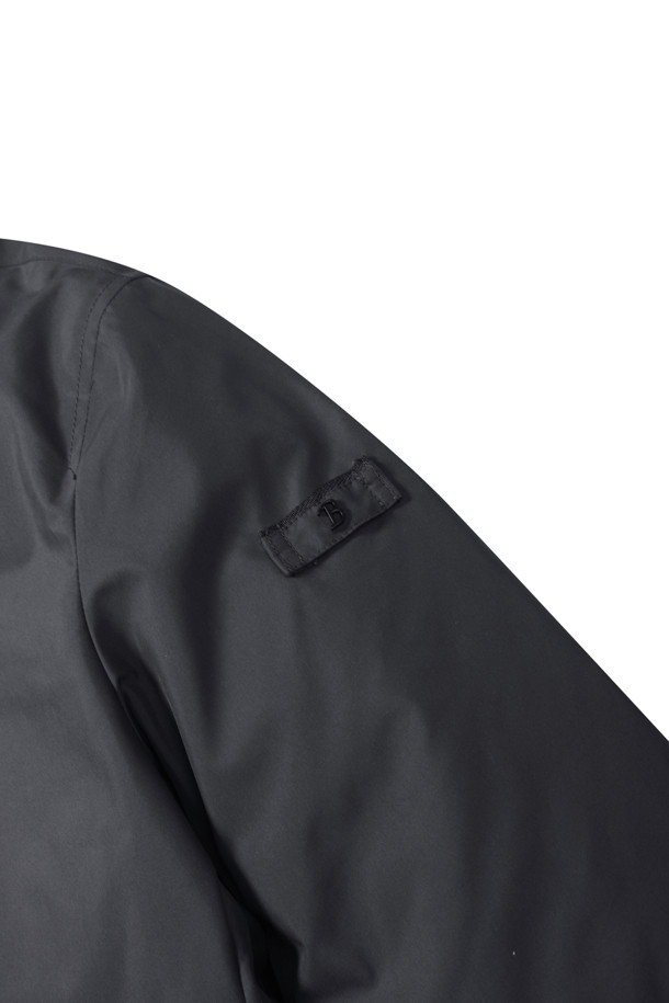 **후드 탈착 다운 사파리**는 겨울철 출근룩을 위한 베이직 스타일의 아우터입니다. 블랙, 그레이 두 가지 색상으로 출시되었으며, 허벅지 기장의 레귤러핏으로 제작되었습니다. 지퍼와 스냅 여밈 방식을 갖추었으며, 폴리에스테르 소재에 두꺼운 두께감으로 보온성을 높였습니다. 후드는 탈부착이 가능하며, 허리 스트링 조절, 소매 니트 배색, B로고 와펜 디테일이 돋보입니다. 머스코비덕 다운 충전재(솜털:깃털=80:20)와 발수 처리, 방수 기능으로 쾌적함을 더했습니다.
