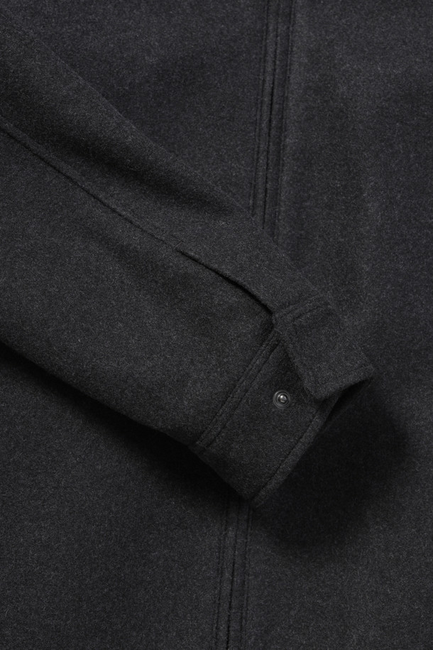 [셀렉션] 컴포트 심플 트러커는 초겨울 일상, 모임, 출근룩에 적합한 고급스러운 스타일의 트러커 재킷입니다. 엉덩이 위 기장의 레귤러핏으로 제작되었으며, 셔츠 칼라와 전면 노출 지퍼로 세련된 디자인을 연출합니다. 부드러운 촉감의 폴리에스테르, 울 혼방 소재에 다이아퀼팅 안감과 바이린 SV 충전재를 사용하여 보온성을 높였습니다. 약간 두꺼운 두께감과 긴 소매 기장으로 편안하게 착용 가능하며, 신축성 있는 소재로 활동성을 더했습니다. 무지 패턴으로 어떤 스타일에도 잘 어울리는 클래식하고 미니멀한 매력을 선사합니다.
