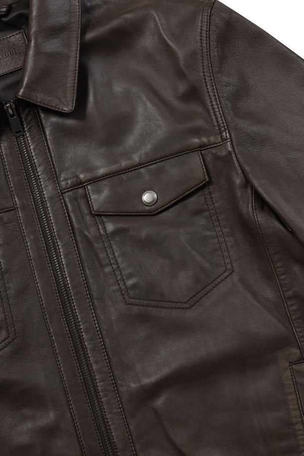 [볼더레더] 세미베지터블 양가죽 트러커는 가을 시즌, 캐주얼하고 빈티지한 스타일을 연출하기에 완벽한 아우터입니다. 부드러운 세미 베지터블 천연 양가죽과 가먼트워싱, 효소 처리 기법으로 제작되어 은은한 광택과 자연스러운 질감을 자랑합니다. 엉덩이 위 기장의 레귤러핏으로 편안하며, 가슴 포켓 장식과 전면 노출 지퍼 디테일이 돋보입니다. 뒷 넥 부분의 브랜드 라벨 가죽 디테일은 고급스러움을 더하며, 데이트룩이나 가을 나들이룩에 잘 어울리는 스타일입니다.
