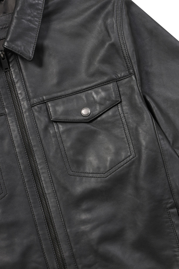 [볼더레더] 세미베지터블 양가죽 트러커는 가을, 겨울에 어울리는 캐주얼하고 빈티지한 스타일의 아우터입니다. 부드러운 세미 베지터블 천연 양가죽 소재에 가먼트워싱과 효소 처리하여 자연스러운 질감을 살렸습니다. 엉덩이 위 기장의 레귤러핏으로 편안한 착용감을 제공하며, 지퍼 여밈 방식과 전체 안감, 가슴 포켓 디테일이 특징입니다. [볼더레더] 브랜드 가죽 라벨이 부착되어 있으며, 가을 나들이룩이나 겨울 데일리룩에 활용하기 좋습니다.
