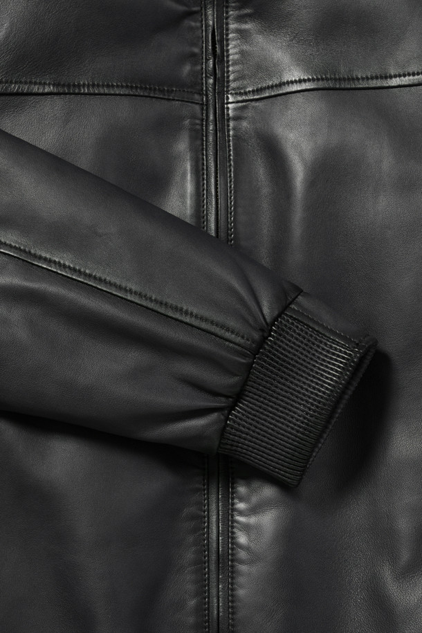 FUR(퍼) 칼라 양가죽 다운 점퍼는 겨울철 데일리룩에 적합한 베이직 스타일의 점퍼입니다. 부드러운 촉감의 양가죽 소재로 제작되었으며, 엉덩이 위 기장의 레귤러 핏으로 편안하게 착용 가능합니다. 탈부착 가능한 양털 칼라 FUR(퍼)가 있어 다양한 스타일을 연출할 수 있으며, 히든 자석으로 간편하게 여밀 수 있습니다. 구스다운 충전재(솜털:깃털=80:20)와 밑단 및 소매단 스모킹 처리, 오일 브러쉬 가공으로 보온성과 흡습 기능까지 갖춘 실용적인 제품입니다. 블랙 색상으로 클래식하고 미니멀한 매력을 더했습니다.
