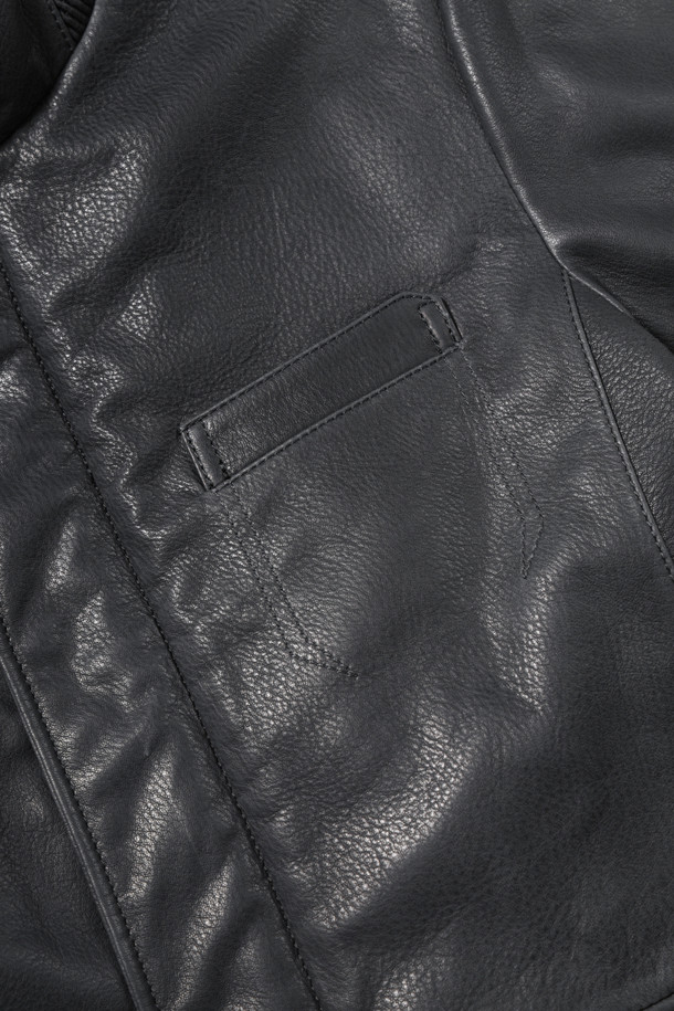 FUR 칼라 양가죽 다운 사파리입니다. 부드러운 촉감의 양가죽 소재로 제작되었으며, 탈부착 가능한 양털 칼라 FUR가 특징입니다. 구스다운 충전재(솜털:깃털=80:20)와 안감으로 보온성을 높였으며, 히든 자석 여밈 방식으로 깔끔한 핏을 연출합니다. 가슴과 하단에 장식 포켓이 있으며, 엉덩이를 덮는 기장감으로 겨울철 데일리룩과 동네 마실룩에 캐주얼하고 미니멀한 스타일을 더해줍니다. 블랙 색상의 무지 디자인으로 다양한 코디에 활용하기 좋습니다.
