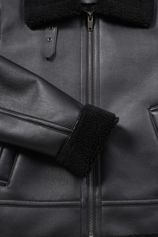 [브리스톨] 마초클래식 무스탕은 부드러운 비건 가죽 소재와 두꺼운 두께감으로 겨울철 따뜻함을 선사하는 남성용 무스탕입니다. 클래식과 캐주얼 스타일을 모두 아우르는 디자인으로, 엉덩이 위 기장의 레귤러핏이 편안한 착용감을 제공합니다. 안감은 폴리 양모로 제작되어 보온성을 높였으며, 집업 스타일로 간편하게 착용할 수 있습니다. 소프트한 엠보 퀄리티와 봉제선 비건 레더 테이핑 처리, 칼라 이면 비조 장식이 디테일을 더하며, 오염에 강하고 가벼운 착용감을 자랑합니다. 겨울 데일리룩, 데이트룩, 모임룩 등 다양한 TPO에 활용 가능한 머스트 해브 아이템입니다.
