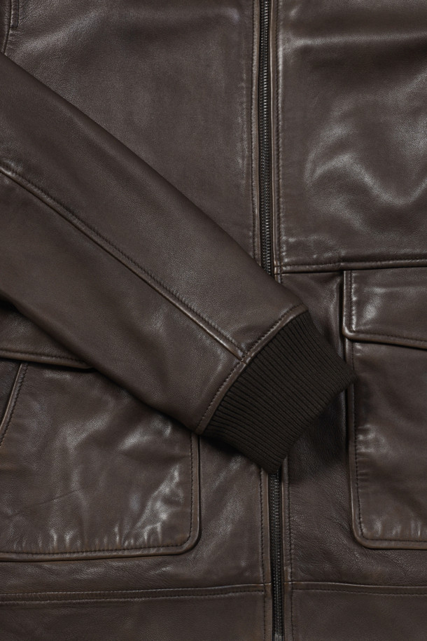 [셀렉션] 세미베지터블 양가죽 점퍼는 초겨울, 클래식, 빈티지, 캐주얼 스타일을 아우르는 남성용 아우터입니다. 부드러운 감촉의 양가죽 소재에 엉덩이 위 기장의 레귤러핏으로 편안한 착용감을 선사합니다. 브라운 컬러의 무지 디자인에 가먼트워싱, 효소 처리, 부분 스티치 디테일, 하단 포켓 장식 등의 특징을 더해 고급스러움을 강조했습니다. 솜 안감과 약간 두꺼운 두께감으로 보온성을 높였으며, 겨울 데일리룩, 데이트룩, 모임룩 등 다양한 TPO에 활용하기 좋습니다. 지퍼 여밈 방식과 긴 소매 기장으로 안정적인 착용감을 제공합니다.
