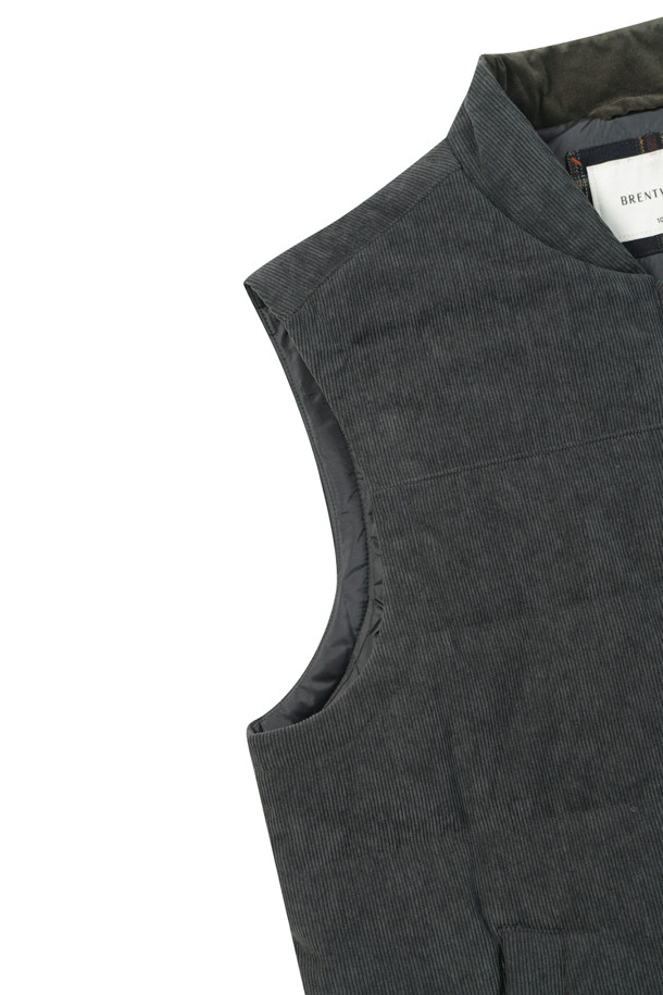 [코지] 코듀로이 베스트는 초겨울, 출근룩에 어울리는 베이직하고 캐주얼한 스타일의 베스트입니다. 엉덩이 위 기장의 레귤러핏으로, 반달 모양의 네크라인과 전면 노출 지퍼가 특징입니다. 블랙 컬러의 폴리에스터 코듀로이 소재에 퀼팅 패턴으로 포인트를 주었으며, 약간 두꺼운 두께감과 3M 신슐레이트 안감으로 보온성을 높였습니다. 사이드 스냅 포켓과 뒷넥 라벨판 체크 배색 디테일, 약간의 신축성이 있어 편안하게 착용 가능합니다.
