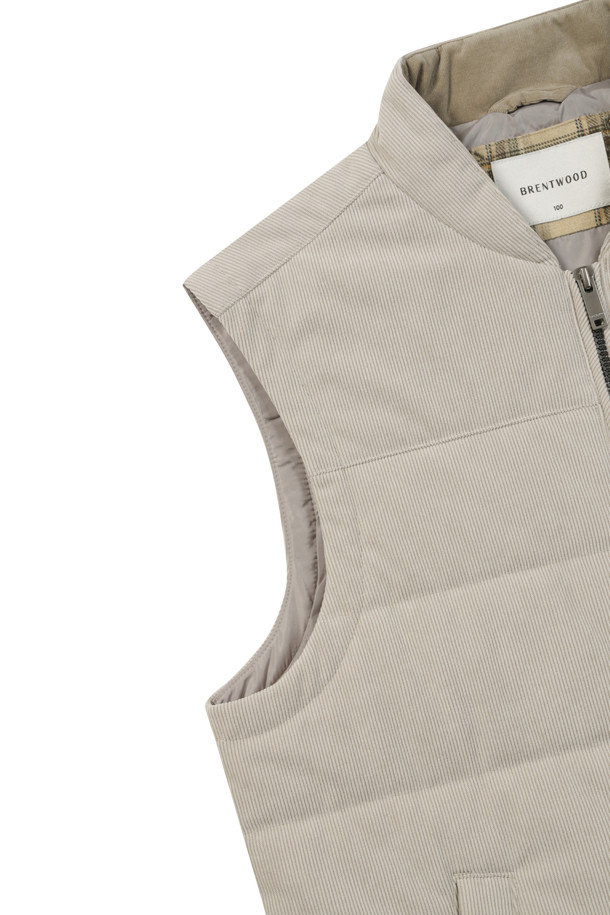 [코지] 코듀로이 베스트는 초겨울, 출근룩과 산책룩에 모두 잘 어울리는 베이직 스타일의 레귤러핏 베스트입니다. 3M 신슐레이트 충전재를 사용하여 보온성을 높였으며, 약간 두꺼운 두께감으로 포근하게 착용할 수 있습니다. 부드러운 코듀로이 소재와 엉덩이 위 기장의 디자인, 반달 모양 넥 디자인이 특징입니다. 지퍼형 여밈 방식과 스냅 여밈 사이드 포켓으로 실용성을 더했으며, 뒷넥 라벨판 체크 배색으로 포인트를 주었습니다. 그레이 컬러로 클래식, 미니멀, 캐주얼 등 다양한 스타일에 매치하기 좋습니다.
