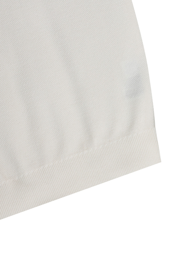 [에센셜스] 솔리드 워셔블 라운드넥 스웨터는 남성을 위한 가을, 초겨울 데일리룩을 완성하는 베이직하고 캐주얼한 스타일의 니트 스웨터입니다. 부드러운 울 소재의 레귤러핏으로 제작되었으며, 라운드넥과 긴소매 디자인이 특징입니다. 앞판 변형 조직으로 포인트를 더했으며, 밑단 및 소매단 립 처리로 깔끔함을 살렸습니다. 손세탁이 가능하며, 셔츠 위에 레이어드하여 다양한 스타일을 연출할 수 있습니다. 신축성이 좋고 비침이 없어 편안하게 착용할 수 있습니다.
