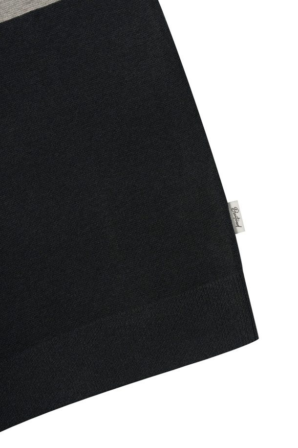 **따뜻함과 스타일을 모두 갖춘 빅블록 워셔블 라운드넥 스웨터**

부드러운 울 소재로 제작되어 포근한 착용감을 선사하며, 가을과 초겨울에 어울리는 두께감의 베이직 스웨터입니다. 블랙과 그레이 두 가지 컬러로 출시되어 어떤 스타일에도 쉽게 매치할 수 있습니다. 전체 이중 조직으로 제작되어 내구성이 뛰어나며, 밑단과 소매단 립 처리로 깔끔한 마무리를 더했습니다. 워셔블 기능으로 관리가 용이하며, 캐주얼, 미니멀, 클래식 스타일을 즐겨 입는 분들께 '겨울 데일리룩'과 '동네 마실룩'으로 추천합니다.
