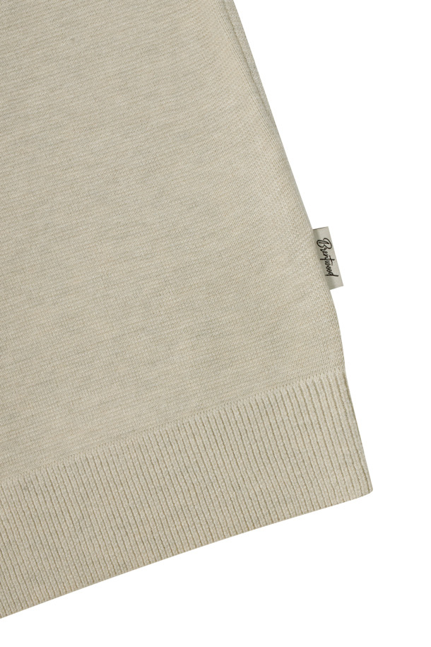 빅블록 워셔블 라운드넥 스웨터는 가을 나들이룩과 겨울 데일리룩에 잘 어울리는 베이직 스타일의 스웨터입니다. 부드러운 울 소재로 제작되어, 쌀쌀한 날씨에도 포근하고 편안한 착용감을 선사합니다. 베이지, 그린 두 가지 색상으로 출시되었으며, 핏은 레귤러핏, 네크라인은 라운드넥 디자인입니다. 이중 조직 디자인, 밑단 및 소매단의 립 처리, 좌측 옆선 로고 라벨이 특징이며 워셔블 기능으로 관리가 용이합니다. 긴소매 기장의 보통 두께 스웨터로, 클래식, 미니멀, 캐주얼 등 다양한 스타일을 연출할 수 있습니다.
