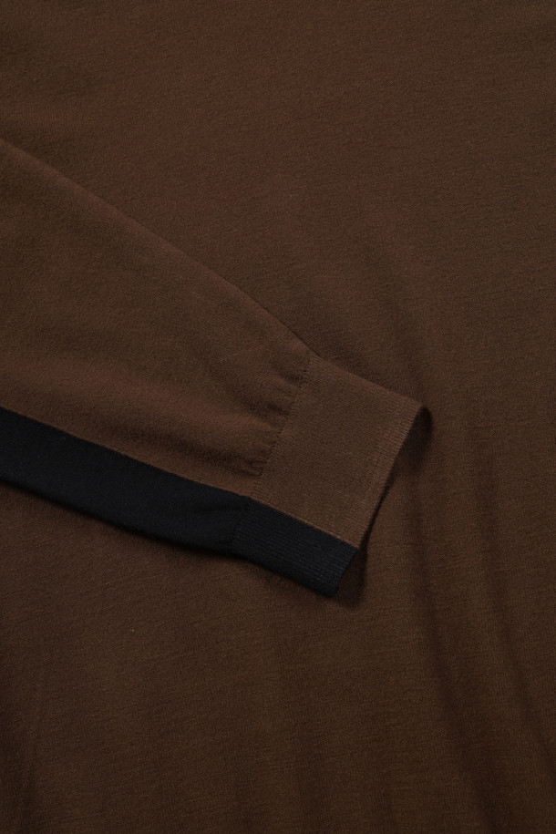 [라이프 퍼포먼스] 소매 배색 워셔블 라운드넥 스웨터는 부드러운 레이온 소재와 레귤러핏으로 편안한 착용감을 선사합니다. 가을과 초겨울에 적합하며, 스포티한 스타일을 연출하기 좋습니다. 소매 배색 디테일과 좌측 소매 와펜, 오렌지 라벨이 디자인의 포인트를 더합니다. 워셔블 기능과 뛰어난 신축성으로 실용성을 높였으며, 비침 걱정 없이 착용할 수 있습니다. 라운드넥 디자인의 무지 스웨터로, 캐주얼, 미니멀, 스포티한 스타일 모두 소화 가능합니다.
