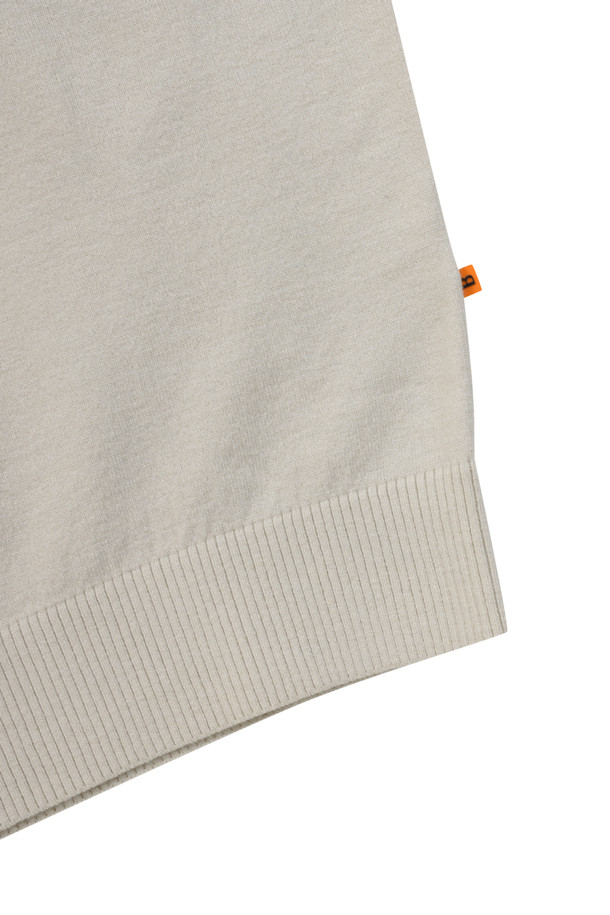 **[라이프 퍼포먼스] 이노버 워셔블 터틀넥 스웨터**는 초겨울과 겨울, 출근룩과 모임룩에 모두 잘 어울리는 스타일리시한 터틀넥 스웨터입니다. 모노톤 컬러에 스포티한 스트라이프 패턴이 돋보이며, 레귤러핏으로 편안하게 착용 가능합니다. 배색 이중 넥 스타일과 오렌지 라벨 디테일이 포인트이며, 부드러운 촉감과 신축성으로 활동성을 더했습니다. 워셔블 기능으로 관리가 용이하며, 비침 걱정 없이 따뜻하게 입을 수 있습니다. 캐주얼, 스포티, 미니멀 스타일을 즐겨 입는 분들께 추천합니다.
