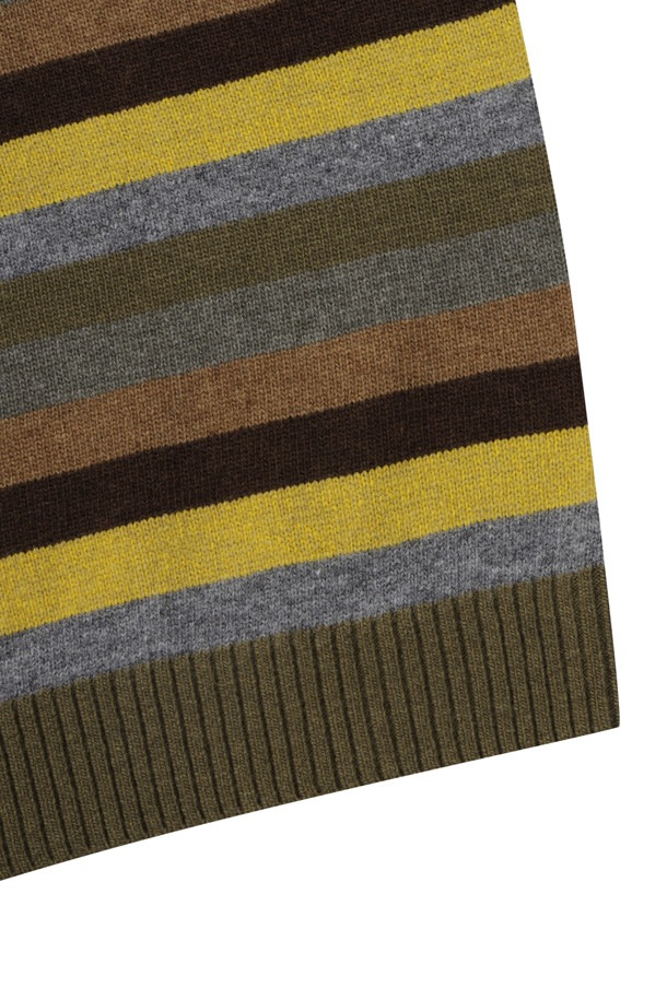 6가지 색상 배색의 멀티 스트라이프 패턴이 돋보이는 남성용 라운드넥 스웨터입니다. 부드러운 울 소재로 제작되어 가을과 초겨울, 포근한 착용감을 선사합니다. 레귤러핏으로 제작되었으며, 약간 두꺼운 두께감과 밑단 및 소매단의 립 처리로 안정적인 핏을 제공합니다. 일상, 데이트, 가을 나들이 등 다양한 TPO에 캐주얼, 클래식, 미니멀 스타일로 활용하기 좋습니다. 신축성이 뛰어나 활동성이 좋고 비침 걱정 없이 착용 가능합니다.
