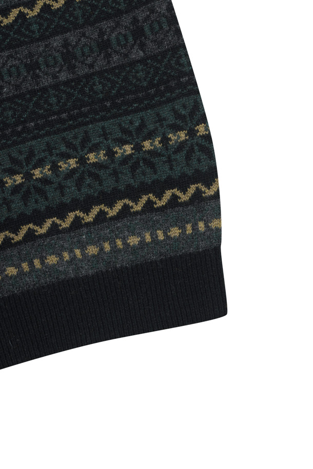 모노톤 컬러의 페어아일 패턴이 돋보이는 라운드넥 스웨터입니다. 울 혼방 소재로 제작되어 부드러운 촉감과 따뜻함을 선사하며, 초겨울부터 겨울까지 포근하게 착용하기 좋습니다. 4도 자카드 짜임으로 페어아일 패턴을 섬세하게 표현했으며, 넥 라인과 소매, 밑단은 단색으로 깔끔하게 마감했습니다. 넥과 밑단, 소매단 립 처리로 늘어짐을 방지하고 신축성을 더해 편안한 착용감을 제공합니다. 데일리룩, 클래식, 미니멀, 캐주얼 스타일을 즐기는 고객에게 추천합니다.
