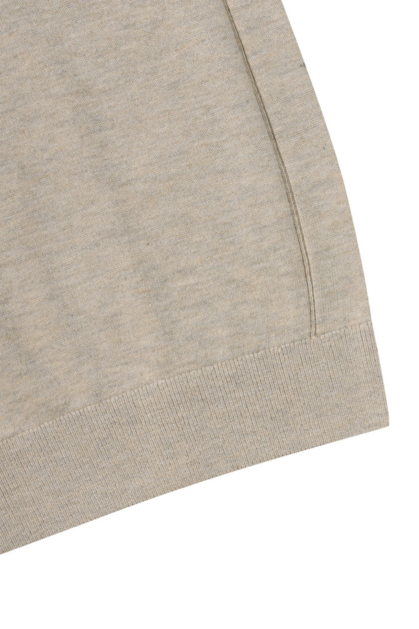 **[에센셜스] 솔리드 워셔블 하프터틀넥 스웨터**는 부드러운 울 소재로 제작되어 초겨울부터 겨울까지 따뜻하게 착용하기 좋은 남성용 니트입니다. 베이직한 디자인에 레귤러 핏으로, 출근룩과 비즈니스 캐주얼에 활용하기 좋습니다. 하프 터틀넥으로 보온성을 높였으며, 밑단과 소매단 립 처리로 깔끔한 마감 처리를 더했습니다. 옆구리 부위 골뺌 조직 디테일이 특징이며, 워셔블 기능으로 손쉽게 관리할 수 있습니다. 신축성이 뛰어나 편안한 착용감을 선사하며 비침 걱정 없이 착용 가능합니다.
