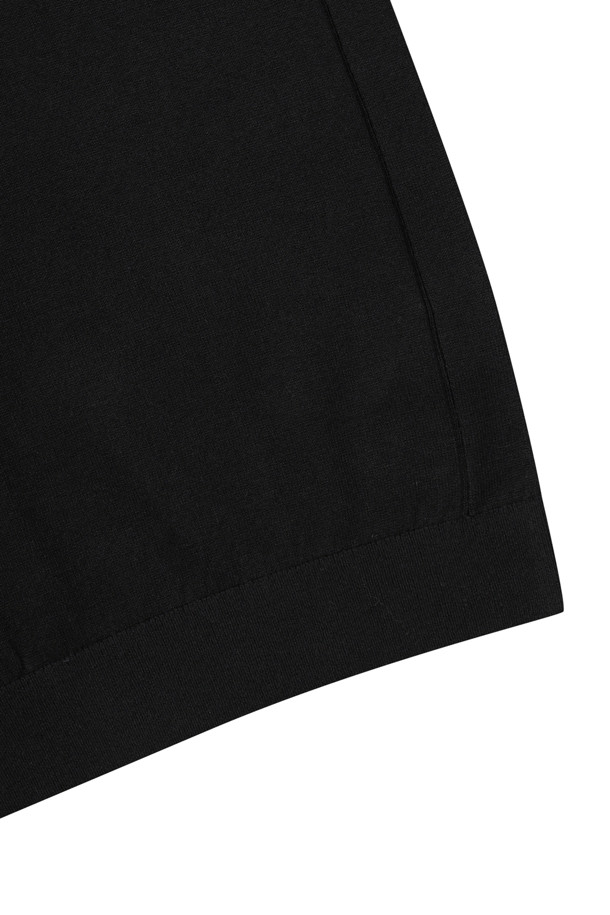 [에센셜스] 솔리드 워셔블 하프터틀넥 스웨터는 초겨울과 겨울 시즌, 출근룩, 오피스룩, 모임룩에 모두 어울리는 베이직 스타일의 니트/스웨터입니다. 부드러운 울 소재의 레귤러 핏 하프터틀넥 디자인으로, 플레인 조직과 골지 패턴이 특징입니다. 긴소매 기장과 밑단, 소매단의 립 처리, 옆구리 골뺌 조직 디테일이 돋보입니다. 워셔블 기능으로 관리가 용이하며, 클래식, 미니멀, 캐주얼 스타일을 모두 소화할 수 있습니다. 블랙 컬러로 어떤 하의와도 쉽게 매치할 수 있어 활용도가 높습니다.
