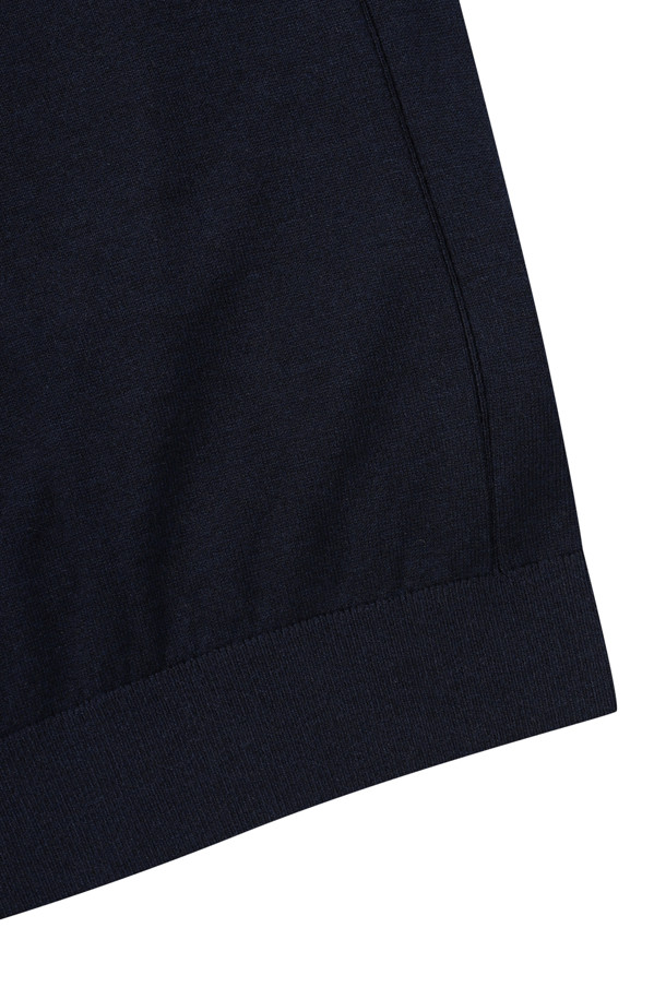 [에센셜스] 솔리드 워셔블 하프터틀넥 스웨터는 남성용 상의로, 초겨울과 겨울에 착용하기 좋은 아이템입니다. 네이비 컬러의 베이직한 디자인으로, 클래식, 미니멀, 캐주얼 스타일을 모두 소화할 수 있습니다. 울 소재의 레귤러핏 하프터틀넥 스웨터로, 부드러운 촉감과 보통 두께감으로 편안하게 착용 가능합니다. 밑단 및 소매단 립 처리와 옆구리 부위 골뺌 조직 디테일이 돋보이며, 신축성이 좋고 비침이 없어 활동성을 높였습니다. 워셔블 기능으로 손쉬운 관리가 가능하며, 출근룩으로도 활용하기 좋습니다.
