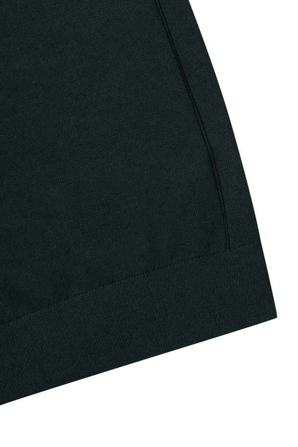 [에센셜스] 솔리드 워셔블 하프터틀넥 스웨터는 초겨울과 겨울에 착용하기 좋은 레귤러 핏의 하프 터틀넥 스웨터입니다. 부드러운 울 소재로 제작되어 편안한 촉감을 선사하며, 베이직한 스타일로 다양한 룩에 활용하기 좋습니다. 블랙 컬러의 무지 디자인에 플레인 조직과 밑단 및 소매단의 립 처리, 옆구리 골뺌 조직 디테일로 포인트를 더했습니다. 워셔블 기능으로 관리가 용이하며, 출근룩, 클래식, 미니멀, 캐주얼 스타일을 연출하기에 적합합니다. 긴 소매 기장으로 따뜻함을 더했습니다.
