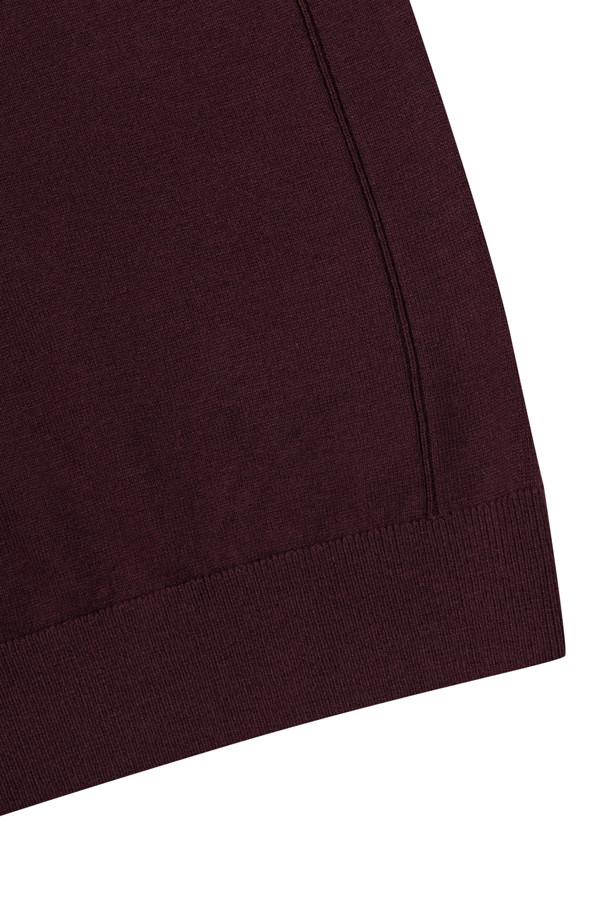 [에센셜스] 솔리드 워셔블 하프터틀넥 스웨터는 초겨울과 겨울에 착용하기 좋은 여성 상의입니다. 버건디, 와인 두 가지 색상으로 출시되었으며, 베이직한 스타일을 추구하는 분들께 적합합니다. 울 소재로 제작되어 부드러운 촉감을 선사하며, 레귤러 핏과 긴 소매 기장으로 편안한 착용감을 제공합니다. 하프 터틀넥 디자인과 옆구리 부위 골뺌 조직 디테일, 밑단 및 소매단 립 처리, 전체 플레인 조직이 특징입니다. 워셔블 기능으로 관리가 용이하며, 출근룩, 데이트룩, 클래식, 미니멀, 캐주얼 등 다양한 스타일 연출에 활용할 수 있습니다.
