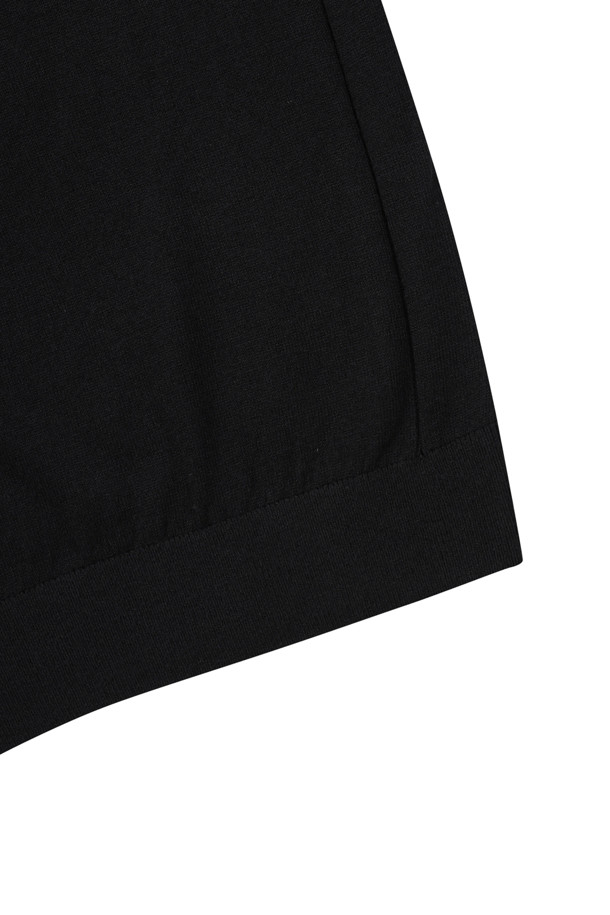 [에센셜스] 솔리드 워셔블 롱터틀넥 스웨터는 초겨울과 겨울에 착용하기 좋은 남성용 터틀넥 스웨터입니다. 베이직 스타일로 출근룩, 비즈니스 캐주얼 등 다양한 TPO에 활용 가능하며, 클래식, 미니멀, 캐주얼 스타일을 연출하기 좋습니다. 부드러운 울 소재의 레귤러 핏으로 제작되었으며, 플레인 조직, 밑단 및 소매단 립 처리, 옆구리 골뺌 조직 디테일이 특징입니다. 워셔블 기능으로 관리가 용이하며, 블랙 컬러의 무지 디자인으로 어떤 스타일에도 쉽게 매치할 수 있습니다.
