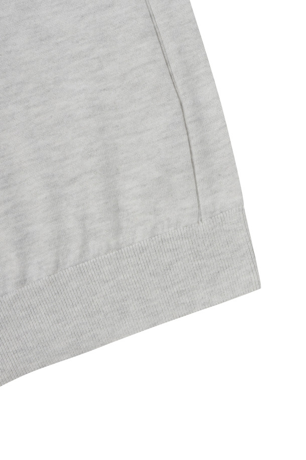 [에센셜스] 솔리드 워셔블 롱터틀넥 스웨터는 부드러운 울 소재로 제작되어 포근한 착용감을 선사합니다. 베이직한 디자인에 그레이 컬러를 사용하여 어떤 스타일에도 쉽게 매치할 수 있으며, 일상복으로 활용하기 좋습니다. 초겨울부터 겨울까지 따뜻하게 입을 수 있으며, 레귤러 핏과 롱 슬리브 디자인으로 편안한 착용감을 제공합니다. 워셔블 기능으로 손쉬운 관리가 가능하며, 밑단 및 소매단의 립 처리, 옆구리 부위 골뺌 조직 디테일이 돋보입니다. 신축성이 뛰어나 활동성이 좋고, 비침 걱정 없이 착용할 수 있습니다.
