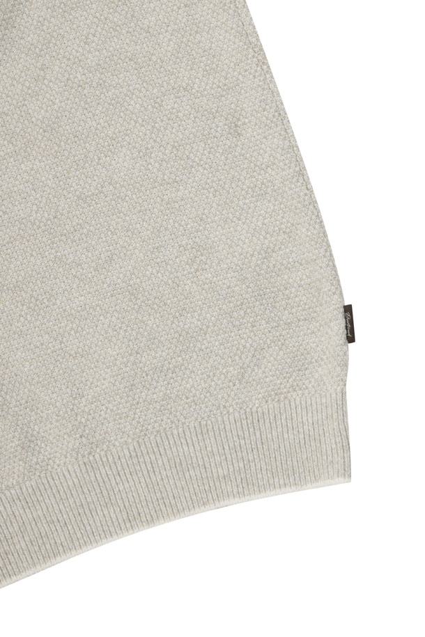 [이노버] 미니 숄 칼라 레이어드 스웨터는 남성용 니트/스웨터로, 셔츠를 레이어드한 듯한 독특한 투인원 디자인이 특징입니다. 베이지와 그레이 두 가지 색상으로 제공되며, 초겨울부터 겨울까지 따뜻하게 착용할 수 있습니다. 숄 카라 디자인에 레귤러핏으로 제작되었으며, 약간 두꺼운 울 소재로 부드러운 촉감을 선사합니다. 밑단과 소매단에 배색 팁과 립 처리를 더해 캐주얼하면서도 클래식한 무드를 연출하며, 출근룩과 모임룩 모두 활용하기 좋습니다. 신축성이 뛰어나 편안한 착용감을 제공하며, 좌측 옆선에 로고 라벨을 부착하여 포인트를 더했습니다.
