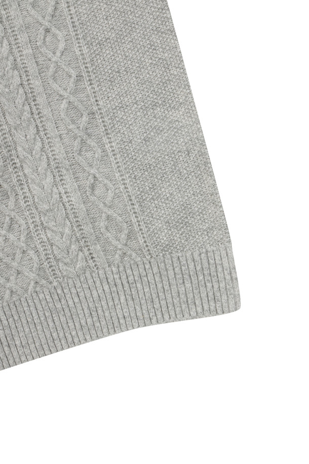 부드러운 울 소재의 남성용 케이블 하프터틀넥 스웨터입니다. 클래식한 디자인과 레귤러핏으로 제작되어 겨울철 데일리룩과 모임룩에 모두 잘 어울립니다. 두꺼운 두께감으로 보온성을 높였으며, 멜란지 그레이 컬러가 고급스러운 분위기를 더합니다. 밑단과 소매단 립 처리로 깔끔한 마감을 자랑하며, 신축성이 좋아 편안하게 착용할 수 있습니다. 케이블 패턴이 돋보이는 세련된 디자인으로, 미니멀, 캐주얼 스타일에도 매치하기 좋습니다.
