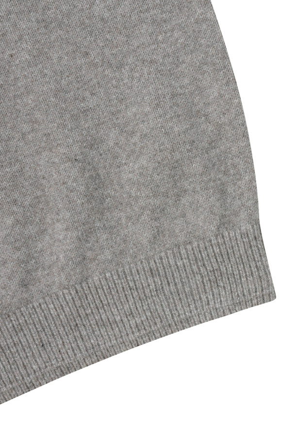 부드러운 촉감의 라쿤 혼방 솔리드 롱 터틀넥 스웨터입니다. 넉넉한 기장감과 레귤러핏으로 제작되어 편안한 착용감을 선사하며, 겨울철 데일리룩과 출근룩에 활용하기 좋습니다. 베이직하고 미니멀한 스타일로 어떤 코디에도 잘 어울리며, 캐시미어와 라쿤 소재 혼방으로 고급스러운 분위기를 더합니다. 두꺼운 두께감으로 보온성을 높였으며, 밑단과 소매단 립 처리로 깔끔한 마무리를 보여줍니다. 신축성이 좋고 비침이 없어 겨울철 내내 따뜻하고 스타일리시하게 착용할 수 있습니다.
