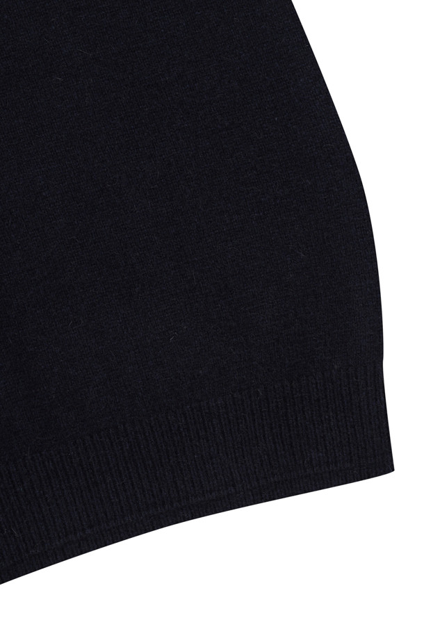 라쿤 혼방 솔리드 롱 터틀넥 스웨터는 부드러운 촉감의 캐시미어와 라쿤 소재 혼방으로 제작되어 포근함을 선사합니다. 베이직한 디자인으로 겨울철 데일리룩, 집콕룩, 산책룩 등 다양한 TPO에 활용하기 좋습니다. 롱 기장에 레귤러핏으로 편안하게 착용 가능하며, 밑단과 소매단 립 처리로 안정감을 더했습니다. 블랙 솔리드 컬러로 어떤 스타일에도 잘 어울리며, 두꺼운 두께감과 비침 없는 소재로 따뜻함을 유지합니다. 신축성이 좋아 활동성이 뛰어나며, 클래식, 미니멀, 캐주얼 등 다양한 스타일을 연출할 수 있습니다.
